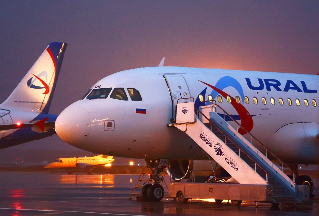 Ural airlines авиакомпания. Ural Airlines a320 Жуковский. Самолет u6 Уральские авиалинии. Самолет авиакомпании Урал Эйрлайнс. A320 Ural Airlines Кольцово.