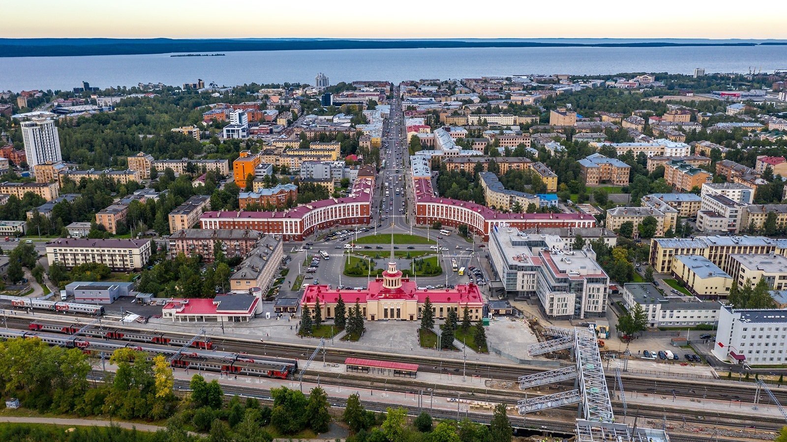 Общая площадь карелии. Столица Карелии Петрозаводск. Республика Карелия столица — город Петрозаводск. Петрозаводск центр города. Столица Карелии Петрозаводск и население.