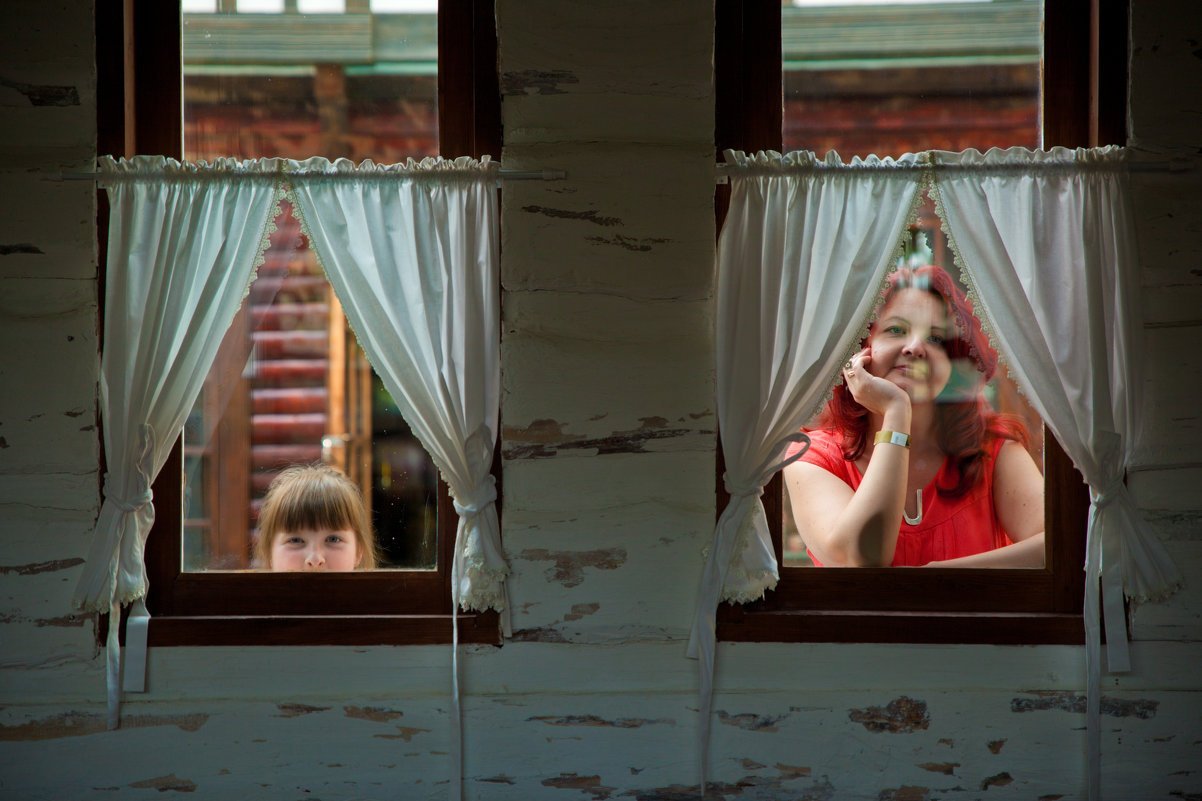 Стол подглядывание. Подсмотренное в окнах домов. Девушки подглядывыю в окно. Загляни в окно.