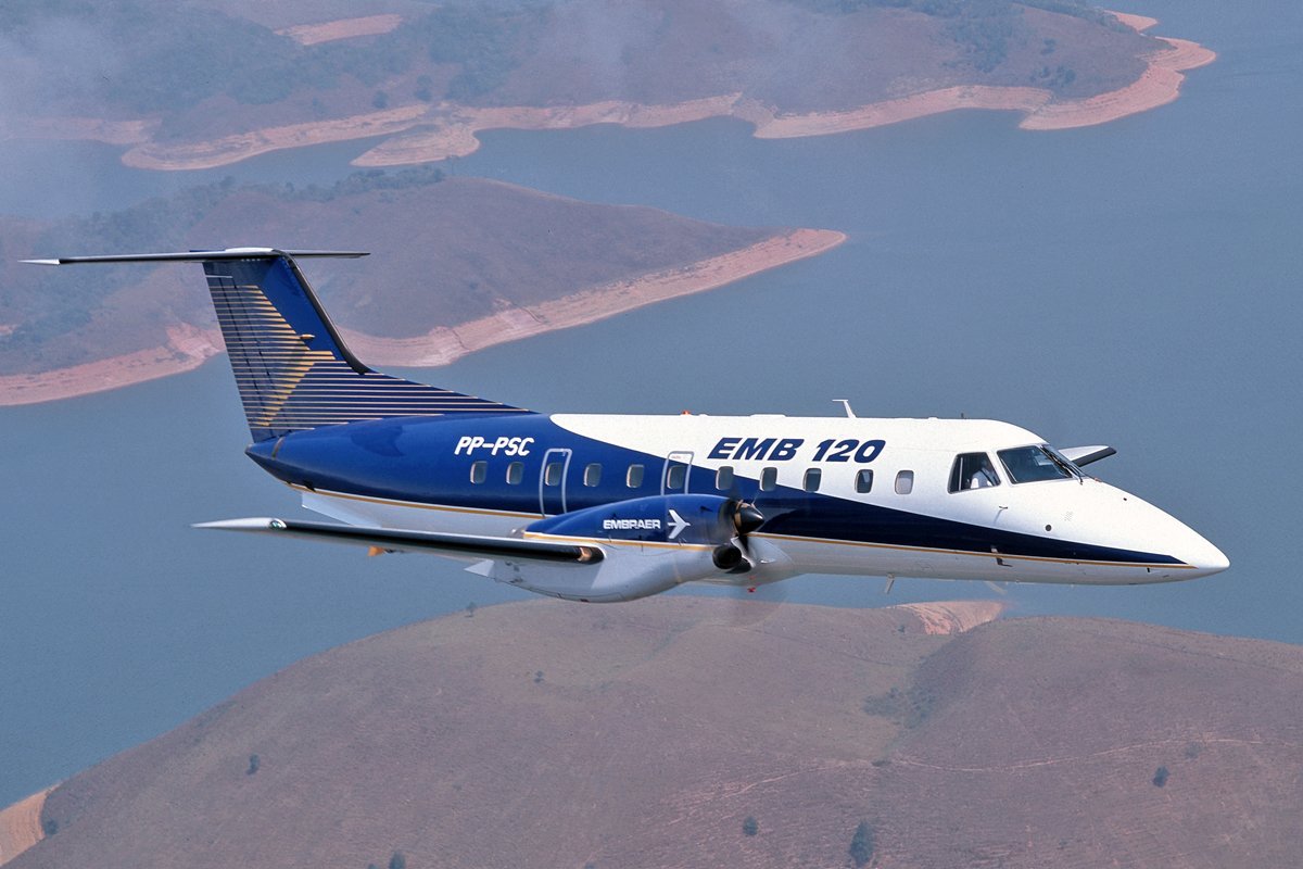 Самолет эмбраер. Самолет Эмбраер 120. Embraer EMB 120 Brasilia. Эмбраер турбовинтовой самолет. Emb120fc.