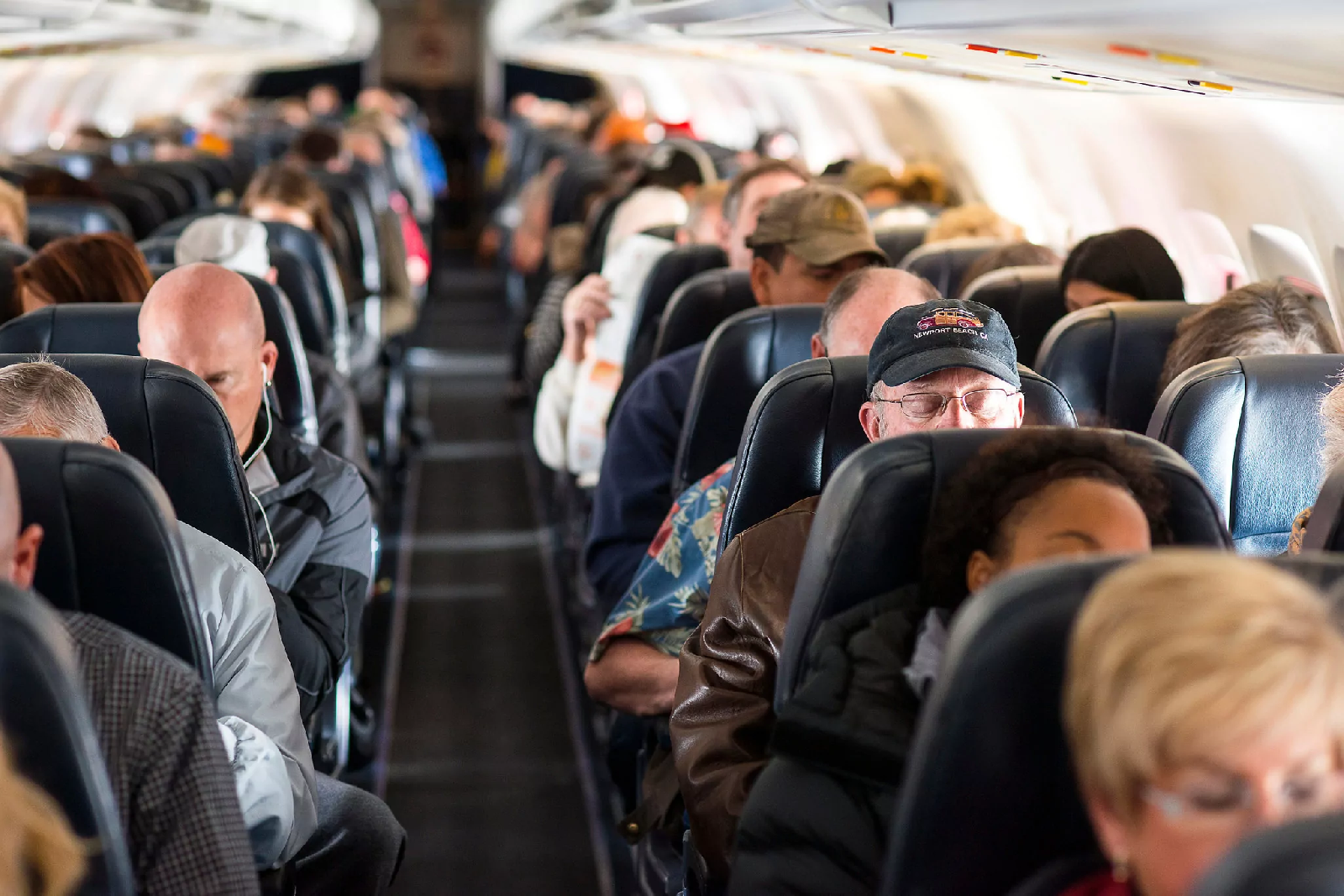 Люди на борту самолета