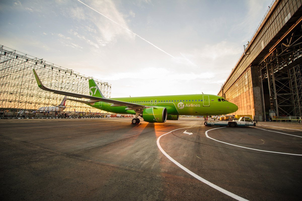 Эйрлайнс контакты. S7 Airlines. S7 Airlines s7 Airlines. S7. Зелёный самолёт s7.