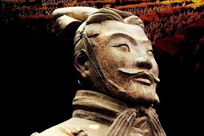  Каменная статуя императора