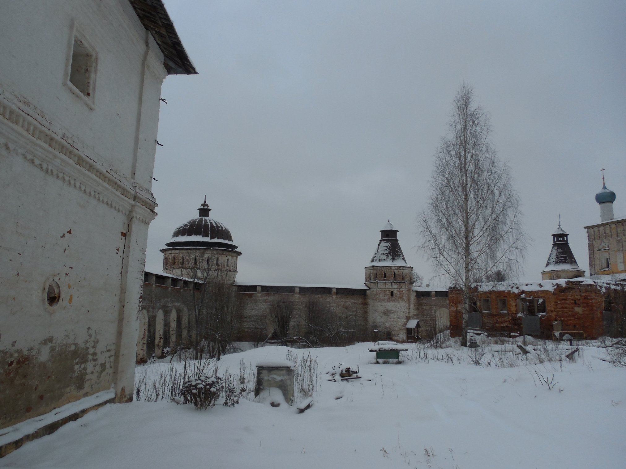 Стены монастыря в Ростовской области 