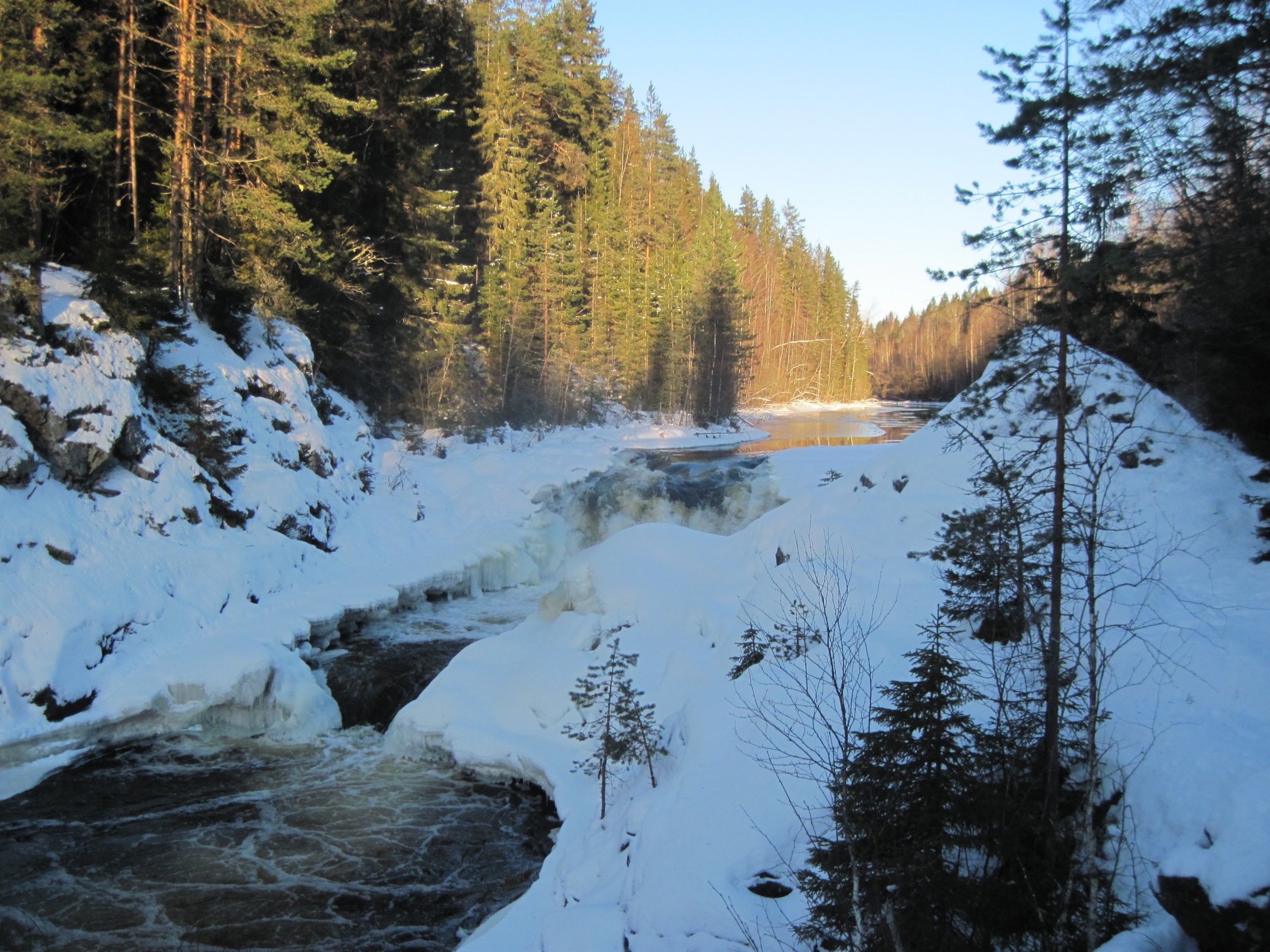 Водопад в Карелии зимой 