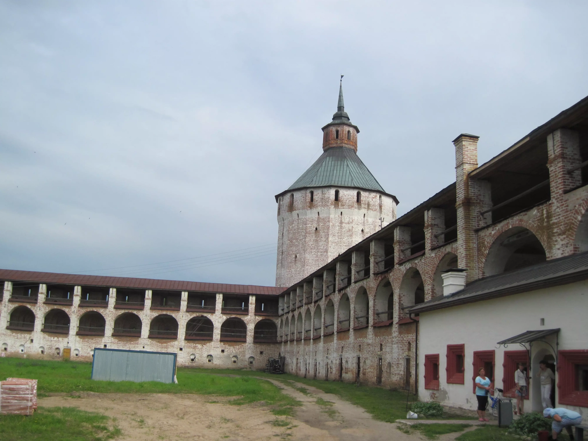 Трехярусная стена и башня монастыря