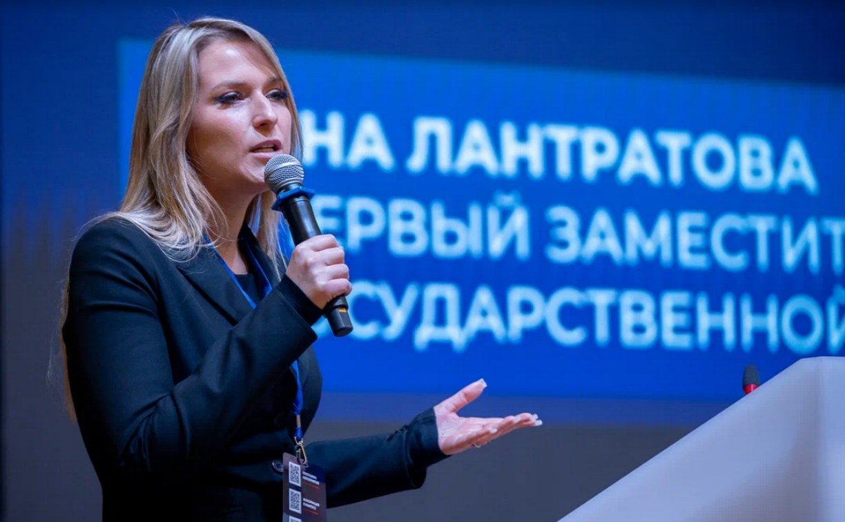 Яна Лантратова - первый заместитель председателя комитета Государственной Думы по просвещению