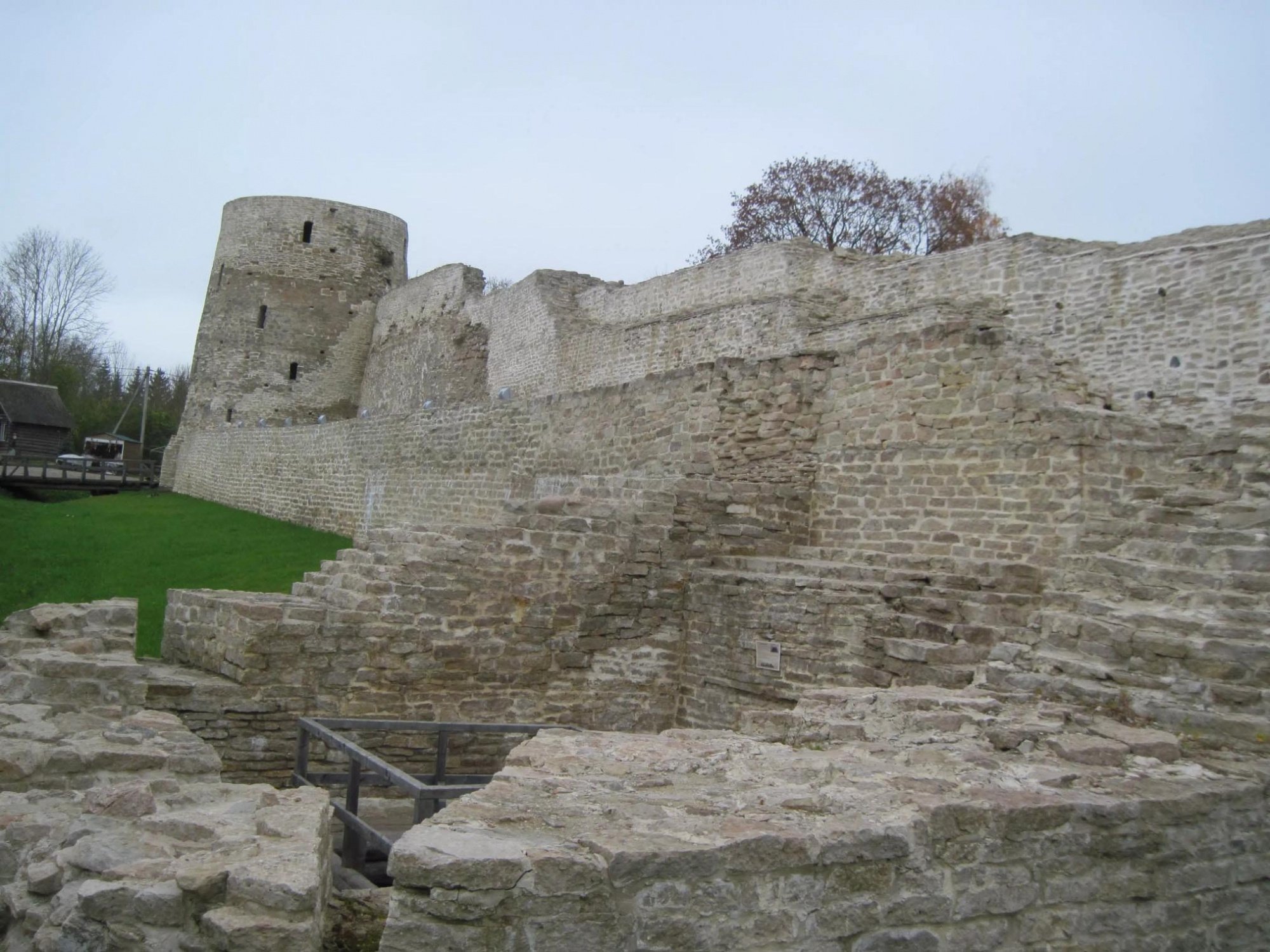 Крепостные стены Изборской крепости