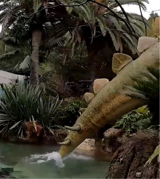 Динозавр в парке
