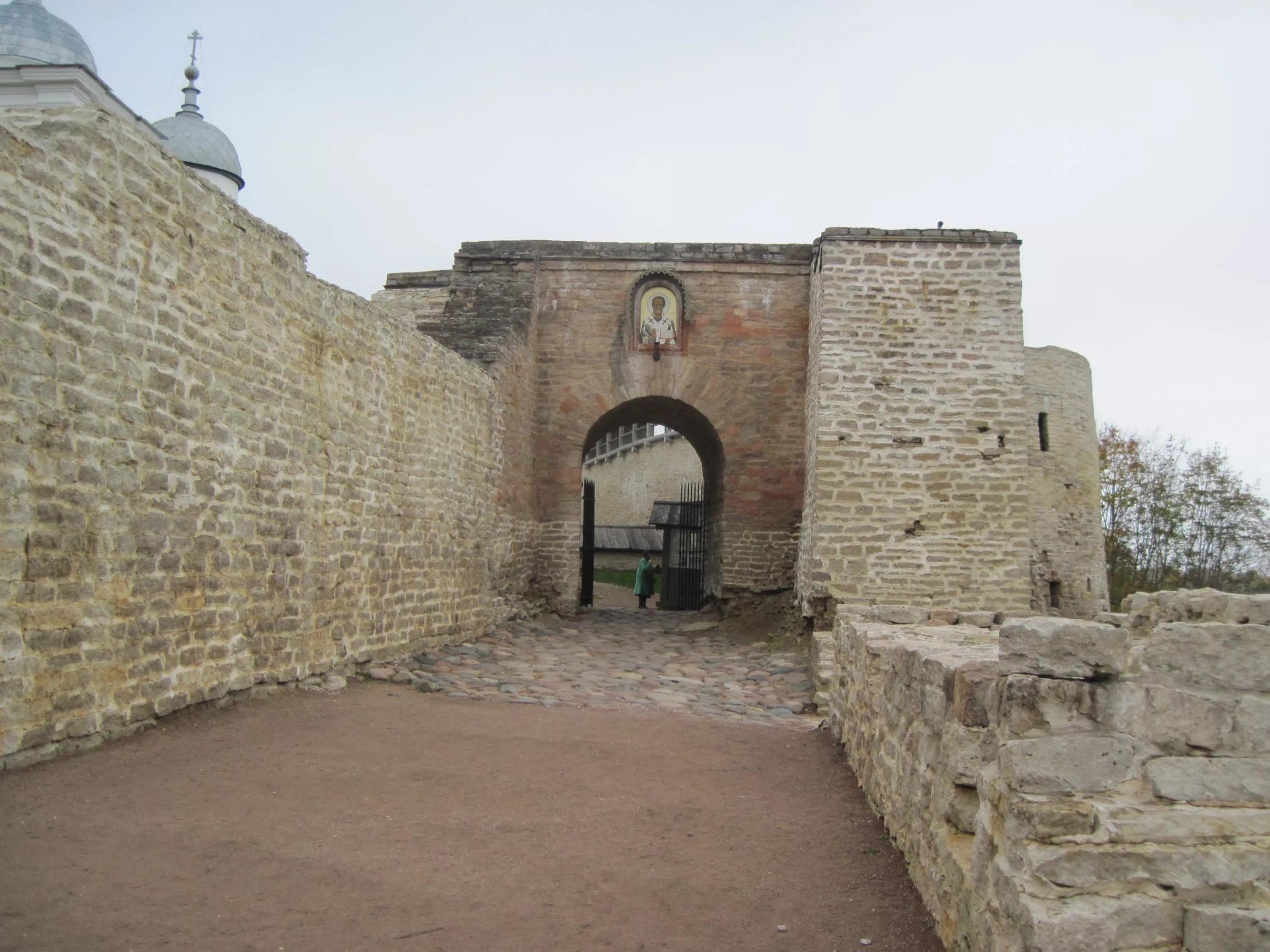 Вход в Изборскую крепость